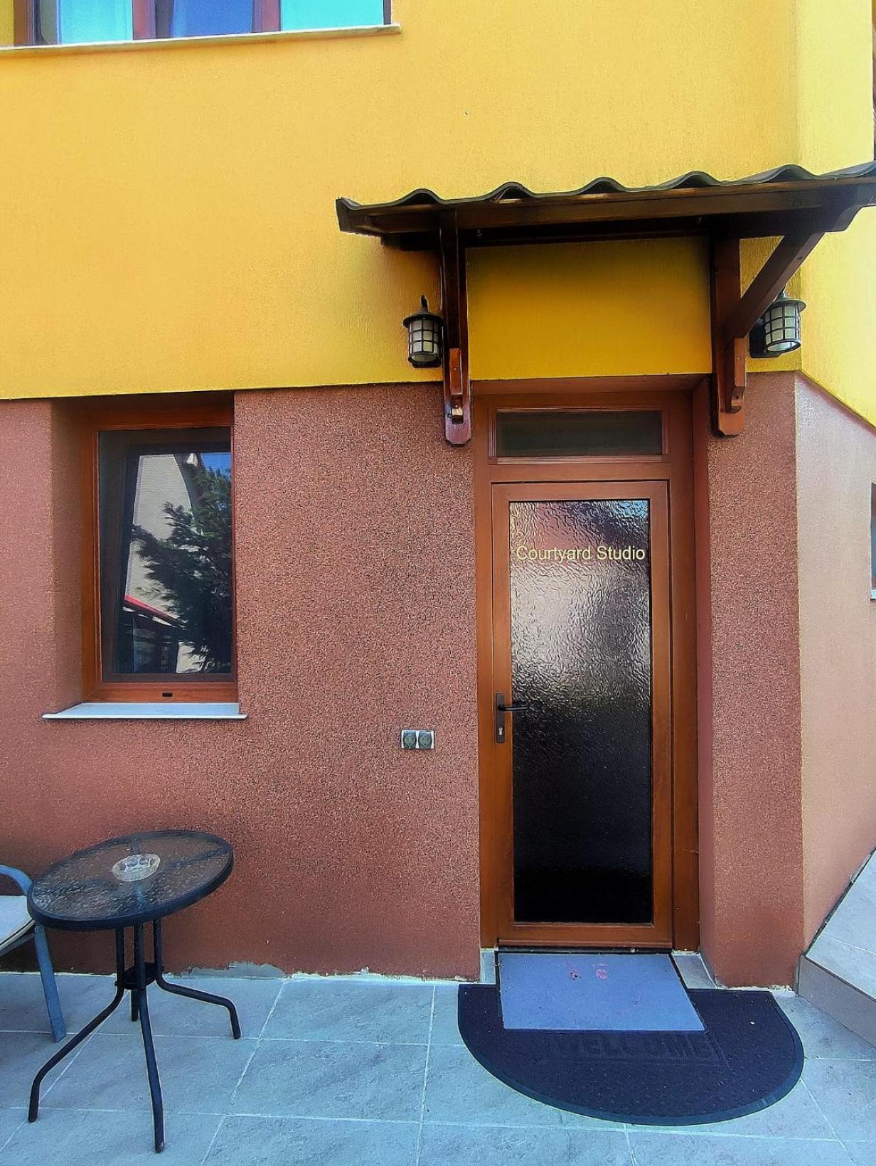Courtyard Studio Oradea Exterior foto