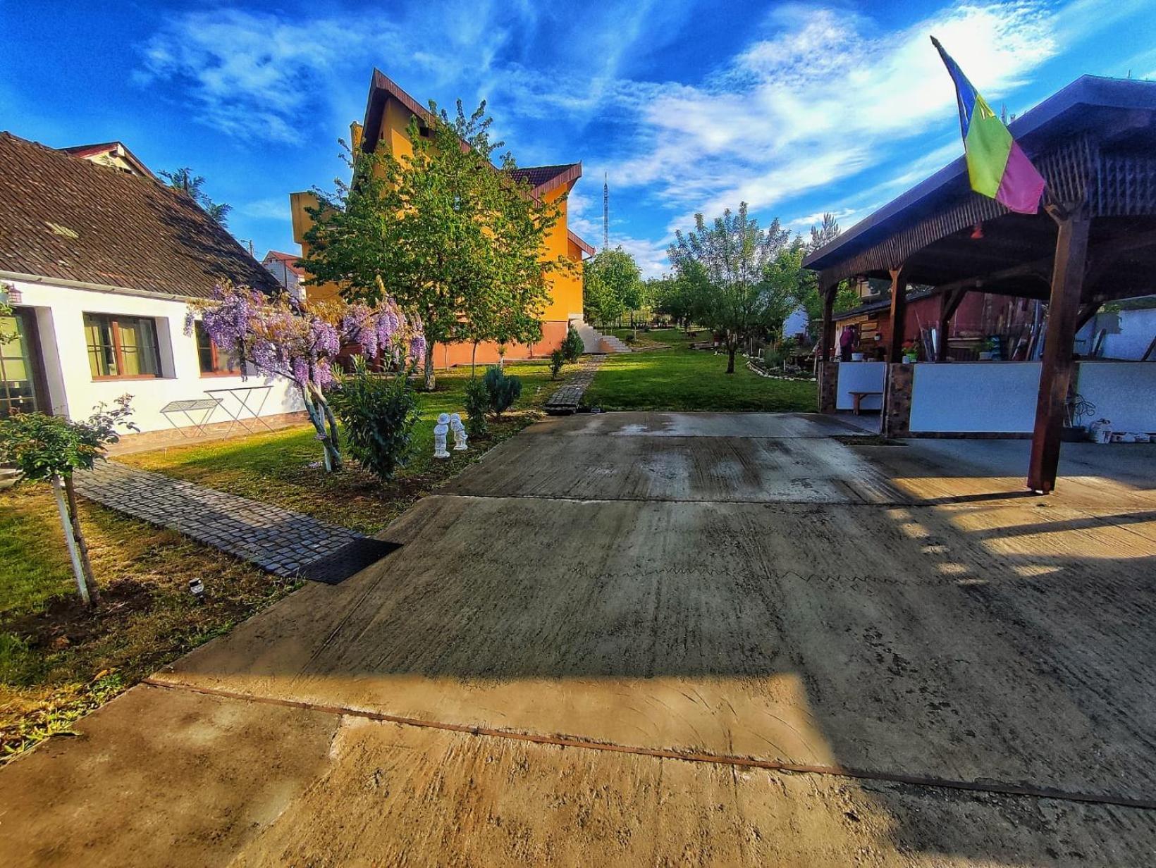 Courtyard Studio Oradea Exterior foto